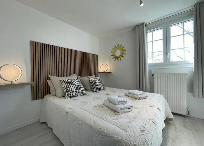 Les De La Maison Bleue D'estialescq